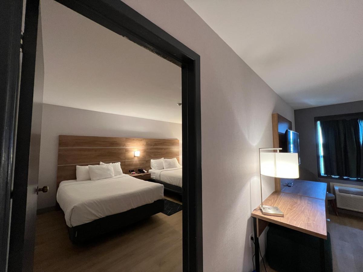 One-Bedroom Family Suite with Two Queen Beds - Non-Smoking